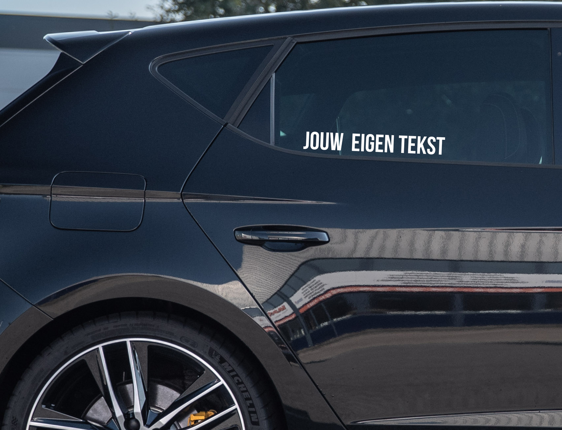 Naamstickers voor je auto: wat werkt, wat niet, en hoe je het goed aanpakt